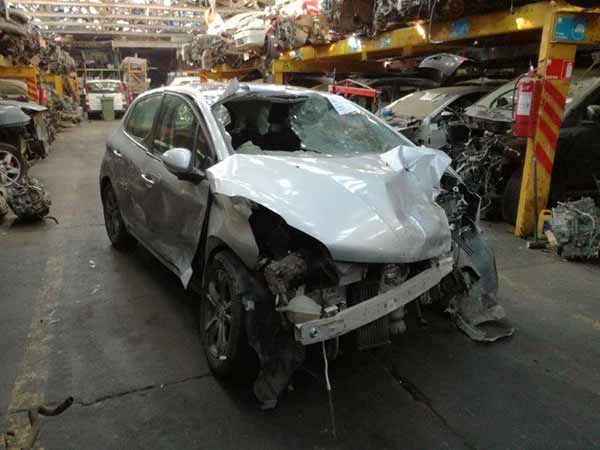 PUERTA Peugeot 208 2015  USADA EN DESARME